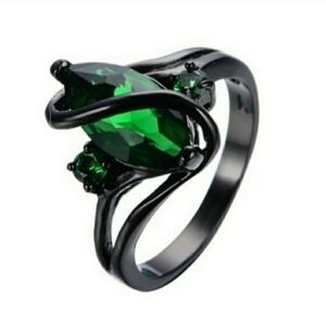 NWOT Elegant Dark Ring